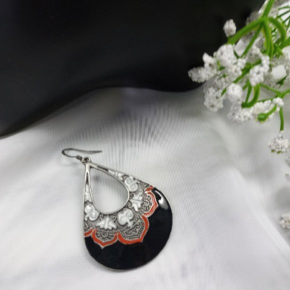 BLACK ENAMEL EARRINGS, PEIRCED EARS, DANGLE DROP EMBOSSED DESIGN RED, WHITE 5CM - Picture 3 of 6